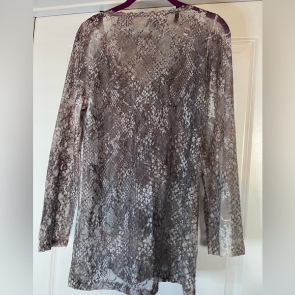 Urban Mix Snake Print Sheer Long Sleeve Beaded Top. Size 1XL - Picture 5 of 10